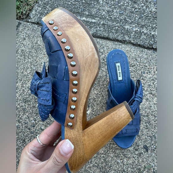 Miu Miu Blue Leather Bow Studs Heeled
Platform‎ Clogs. Size 6 - Picture 5 of 7